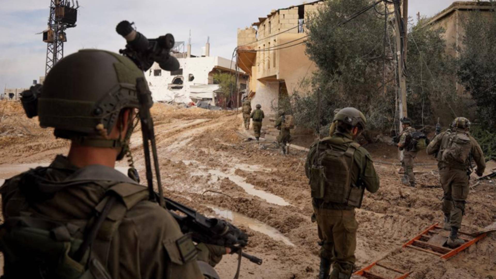 قوات الاحتلال في خان يونس في جنوب قطاع غزة