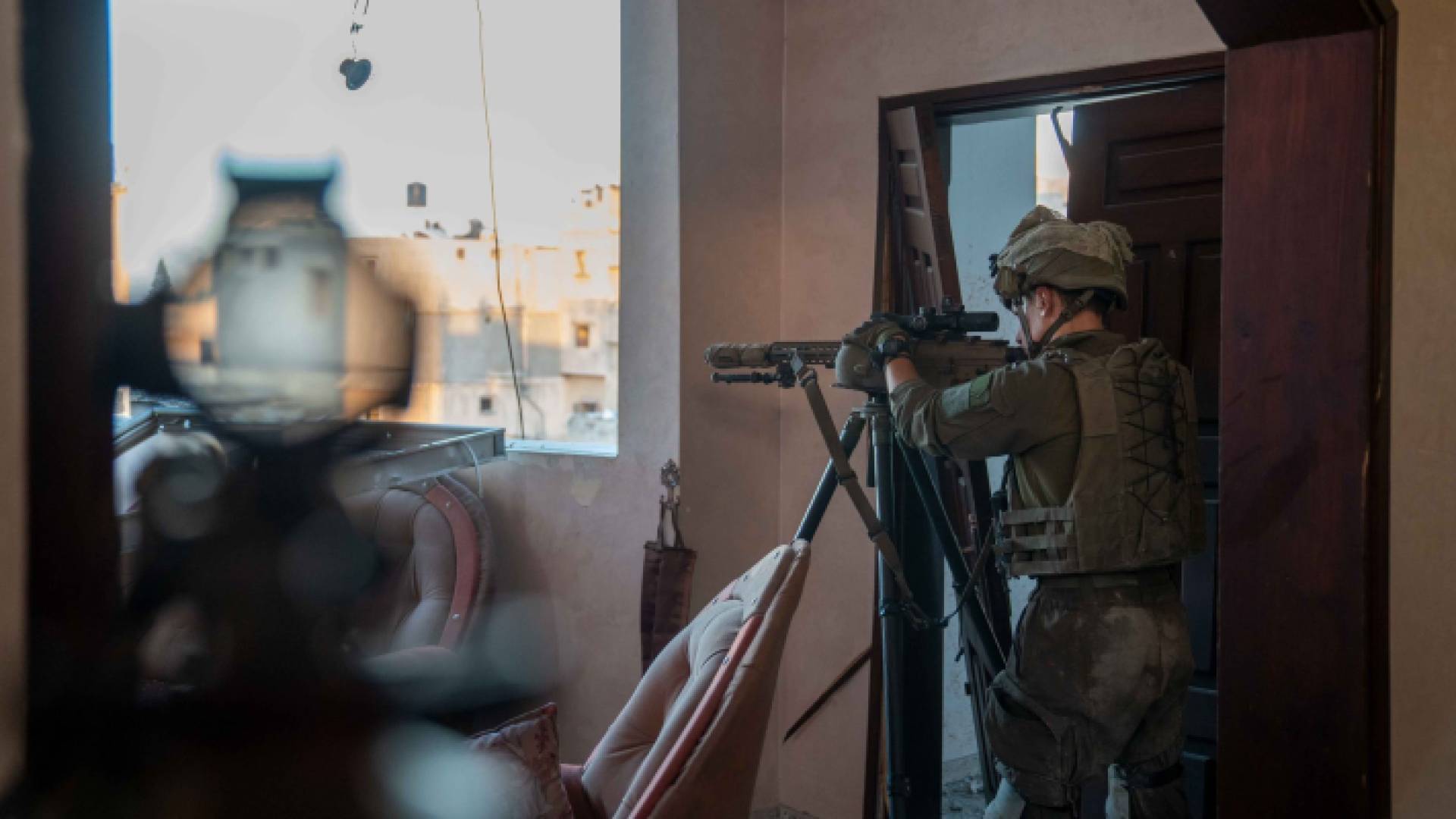 أحد قناصة جيش الاحتلال الإسرائيلي في قطاع غزة