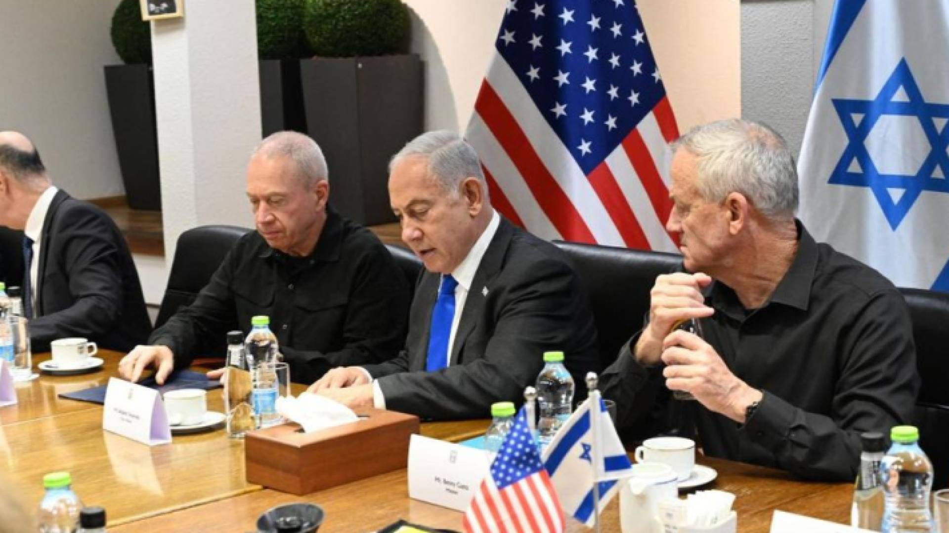 رئيس حكومة الاحتلال الإسرائيلي بنيامين نتنياهو وبيني غانتس ووزير الحرب يوآف غالانت