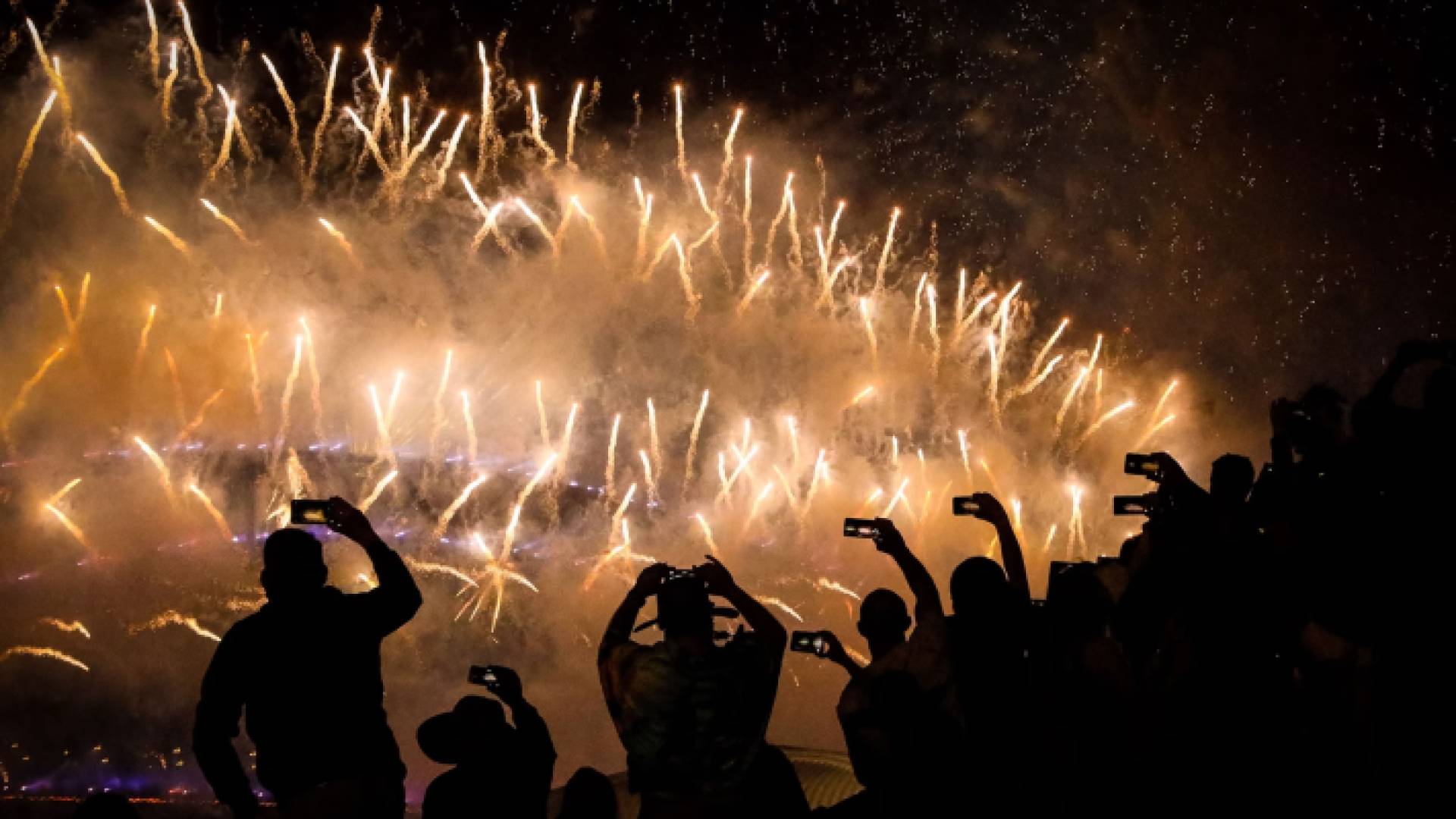 جزيرة كيريتيماتي أول من يحتفل برأس السنة الجديدة