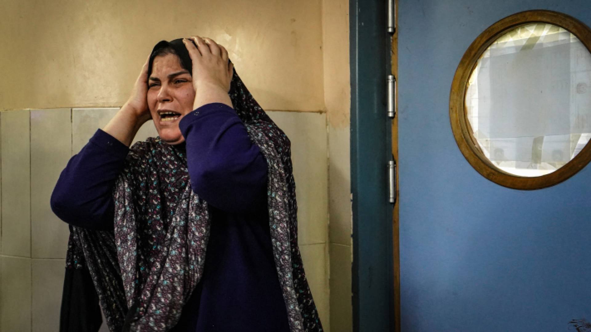 فلسطينية تبكي عائلتها في قطاع غزة