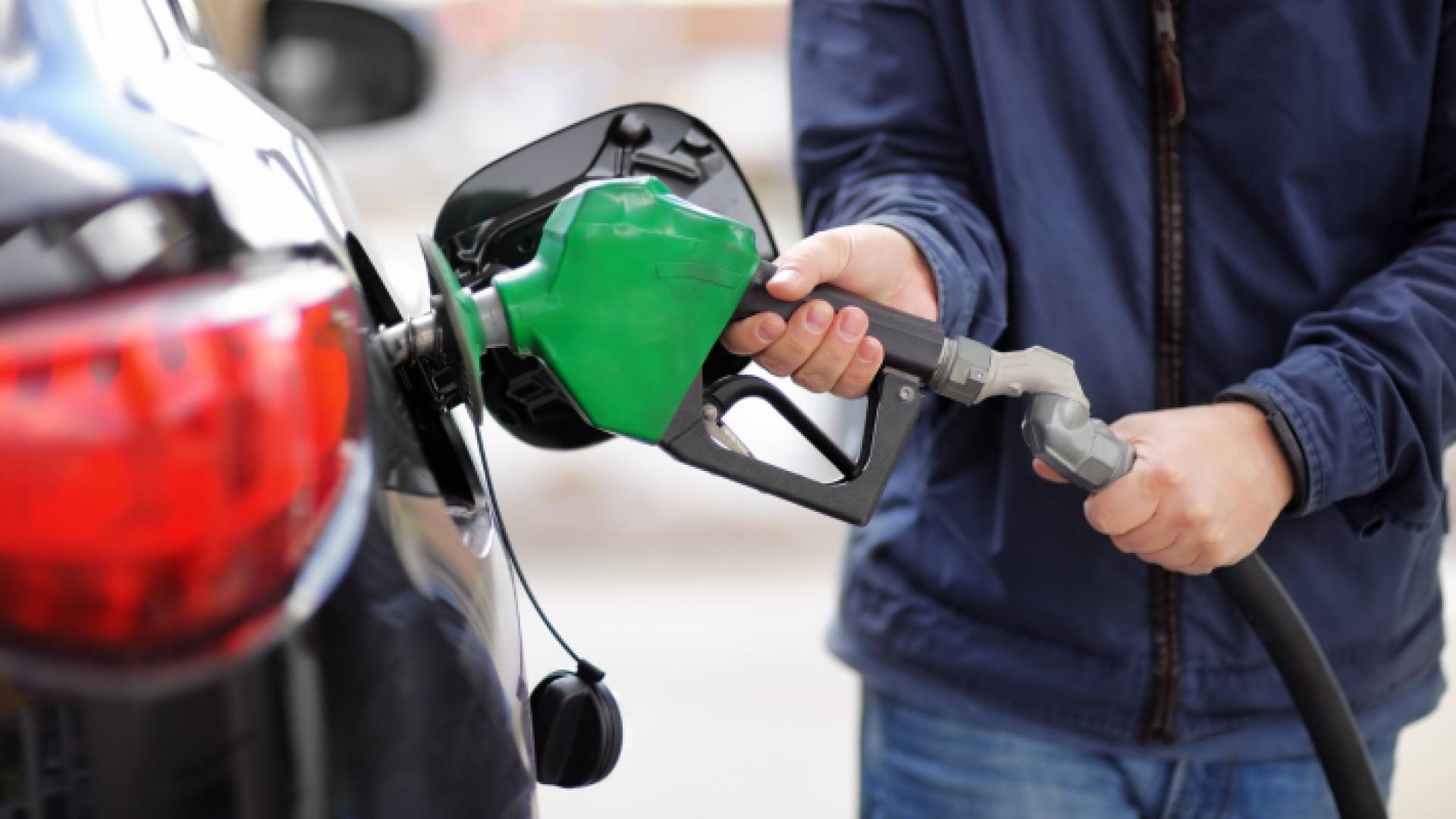 شخص يقوم بتعبئة مركبة بالوقود