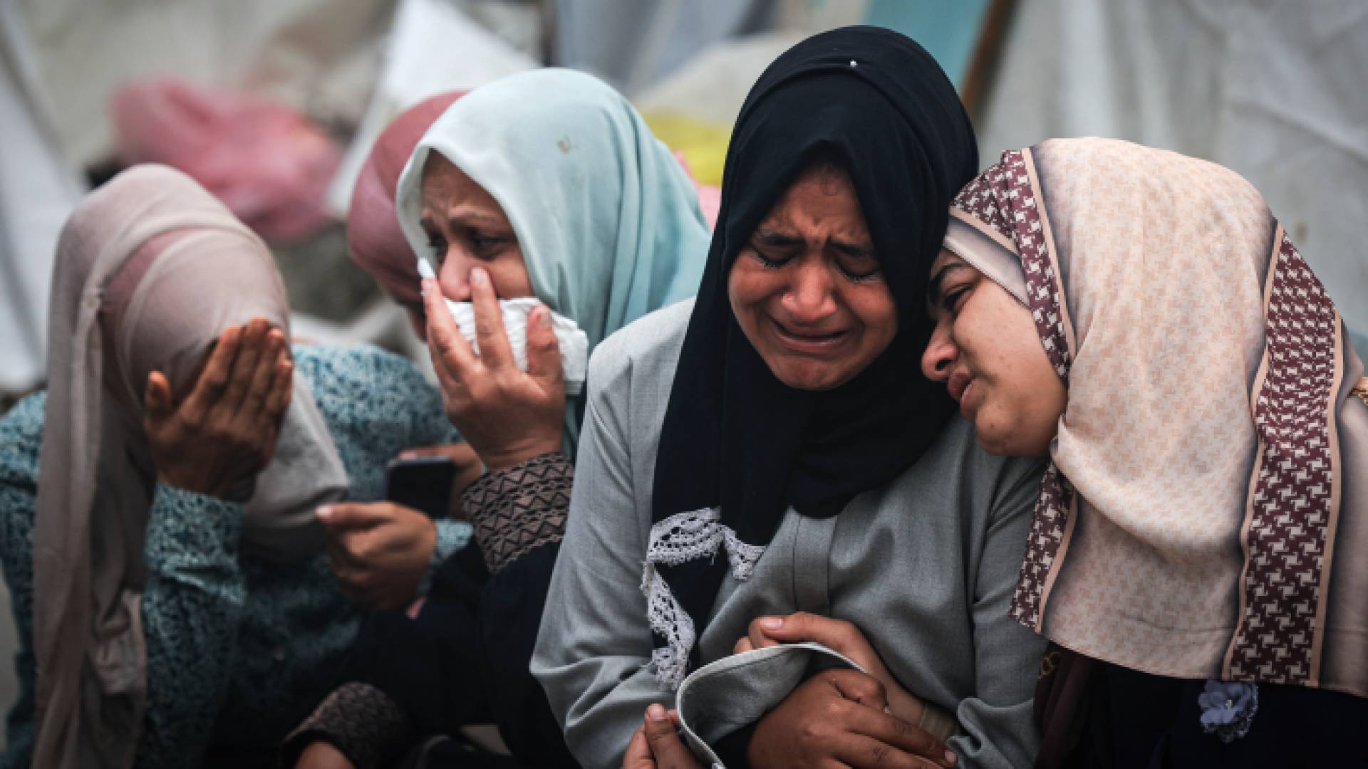 فلسطينيان عقب قصف منزلهما من قبل الاحتلال في قطاع غزة