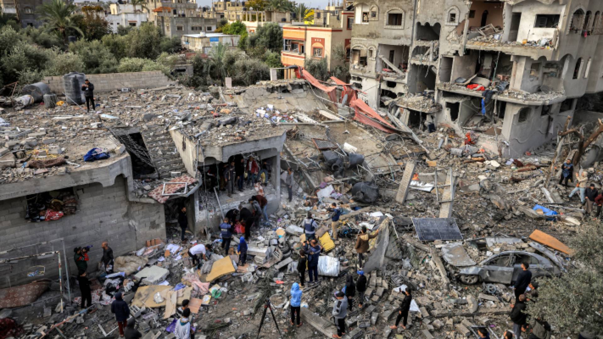 قوات الاحتلال تستهدف في مخيم المغازي في غزة