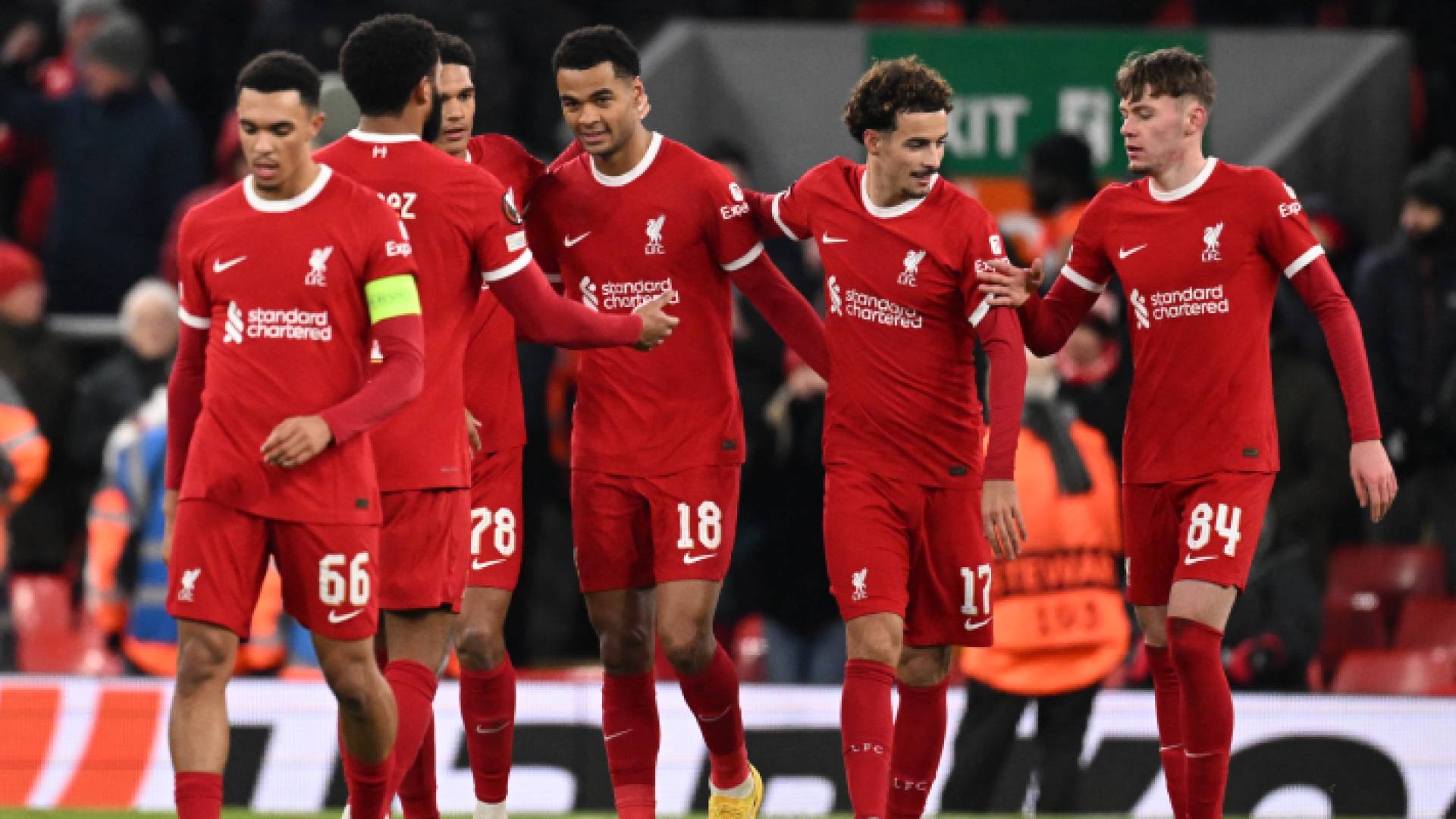 لاعبو ليفربول يحتفلون بهدف سابق