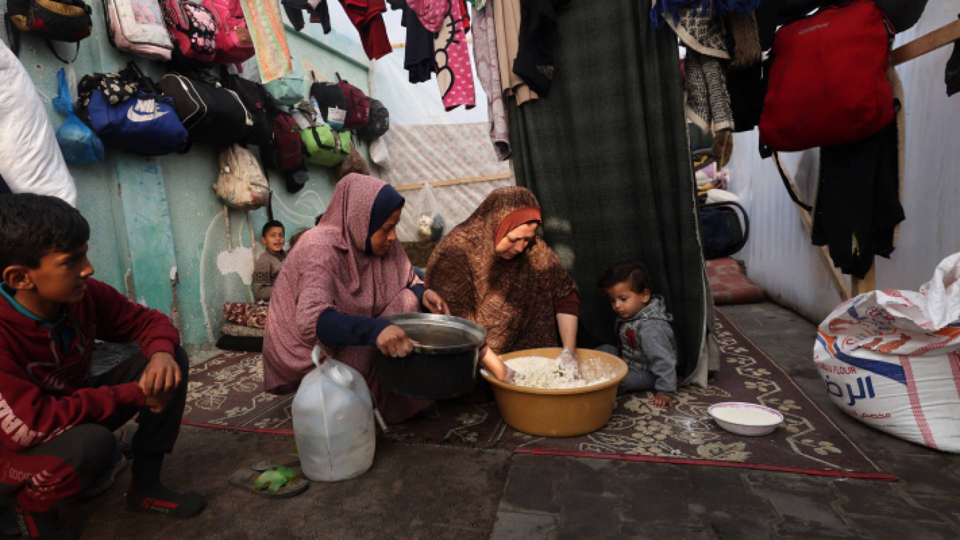 سيدة من غزة تحضر لإعداد الخبز