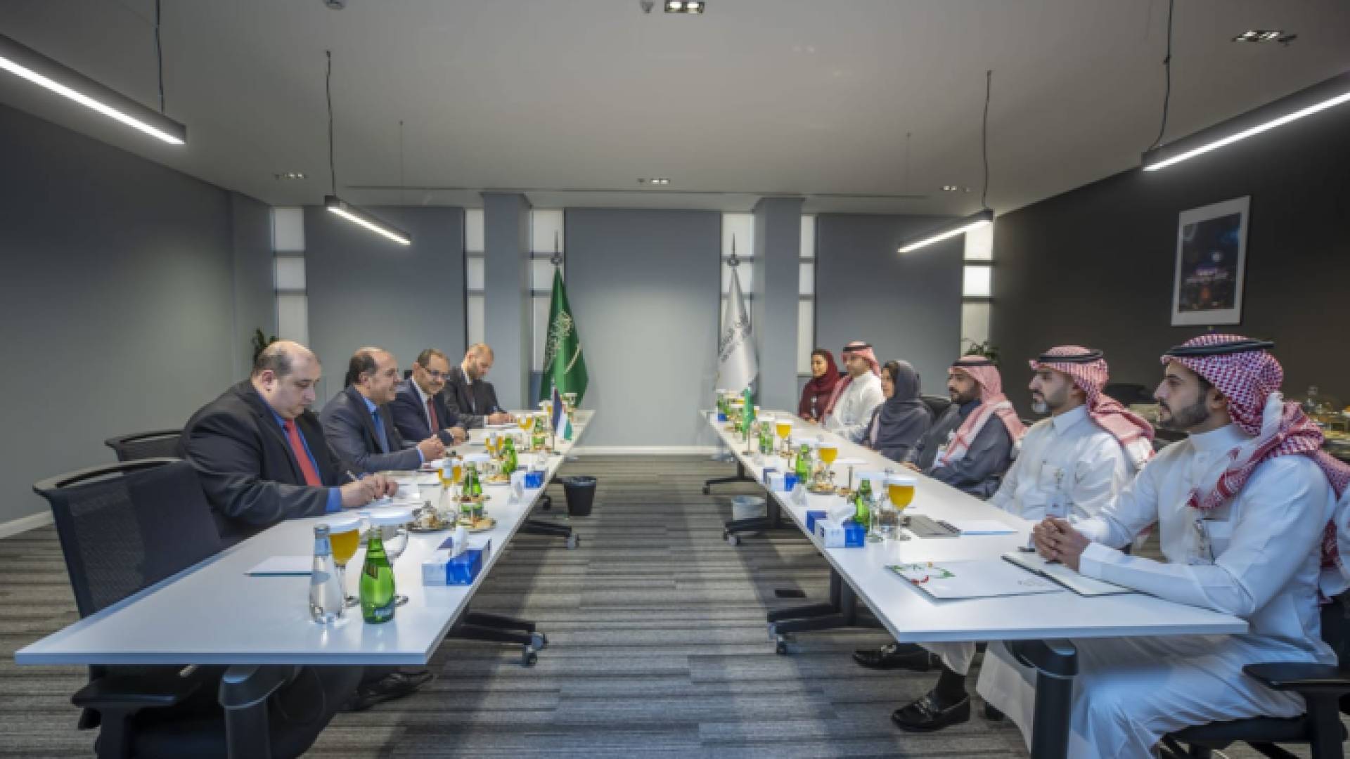 جانب من الاجتماعات التي عقدت خلال الزيارة