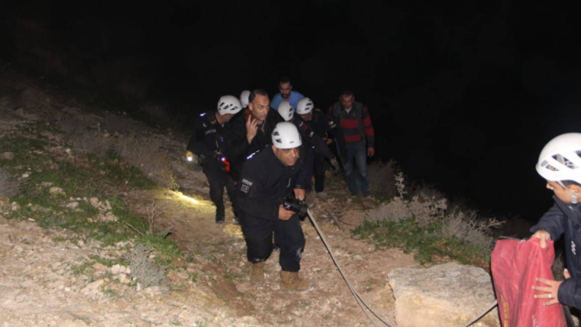 لحظة إنقاذ الدفاع المدني المواطن الذي سقط عن منحدر