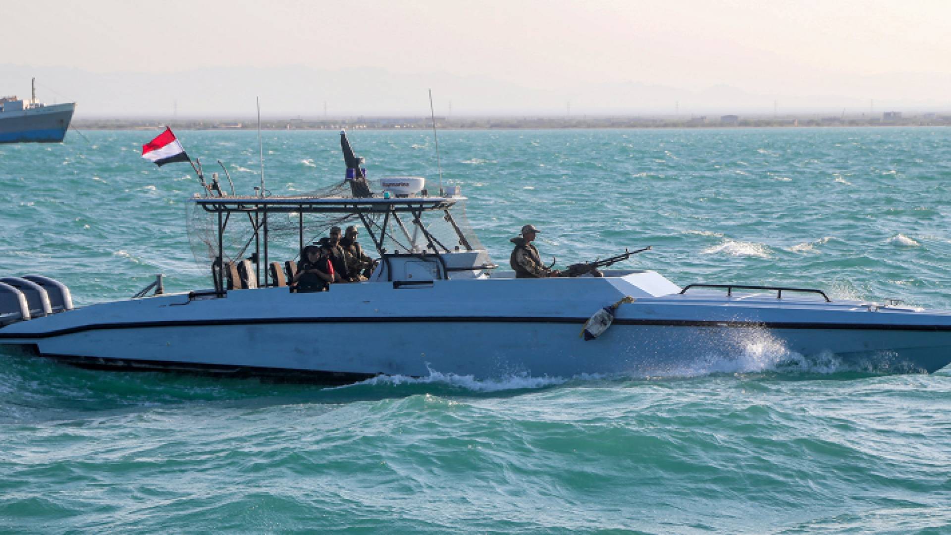 قارب للقوات اليمنية