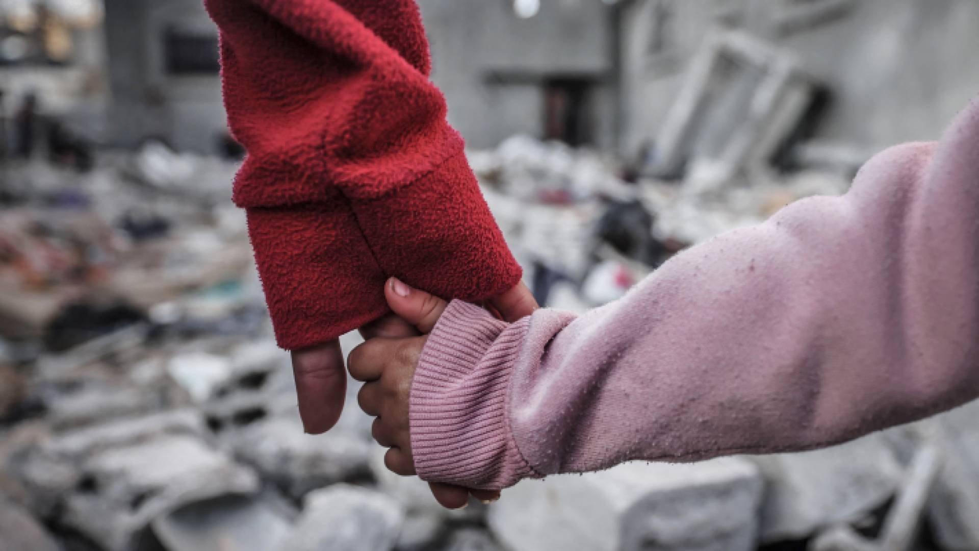 صغيرة فلسطينية في القطاع بعد دمار خلفه الاحتلال