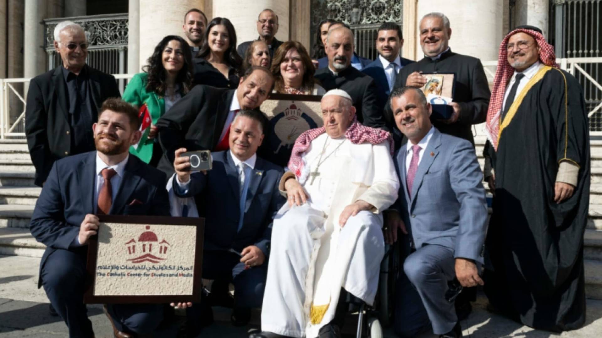 أعضاء من المركز الكاثوليكي للدراسات والإعلام مع البابا فرنسيس