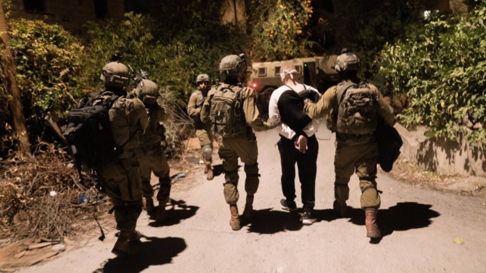 لحظة اعتقال قوات الاحتلال شاب فلسطيني في الضفة