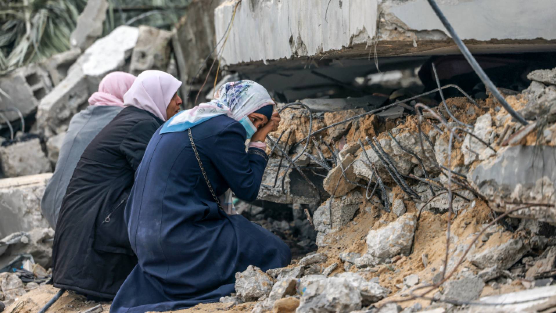 فلسطينيات يبكين عقب قصف منزلهما من قبل الاحتلال في قطاع غزة