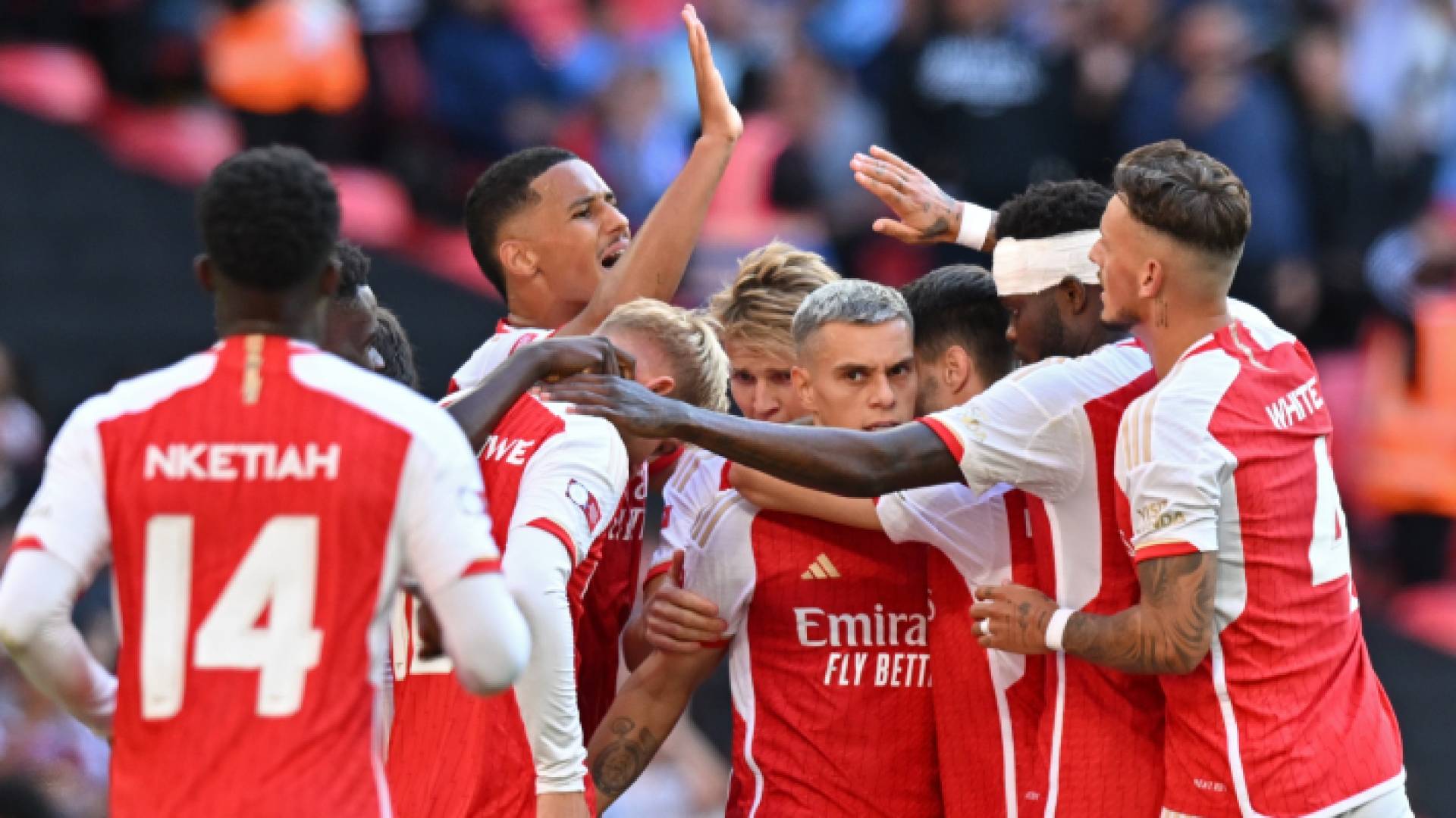 لاعبو آرسنال يحتفلون بهدف سابق