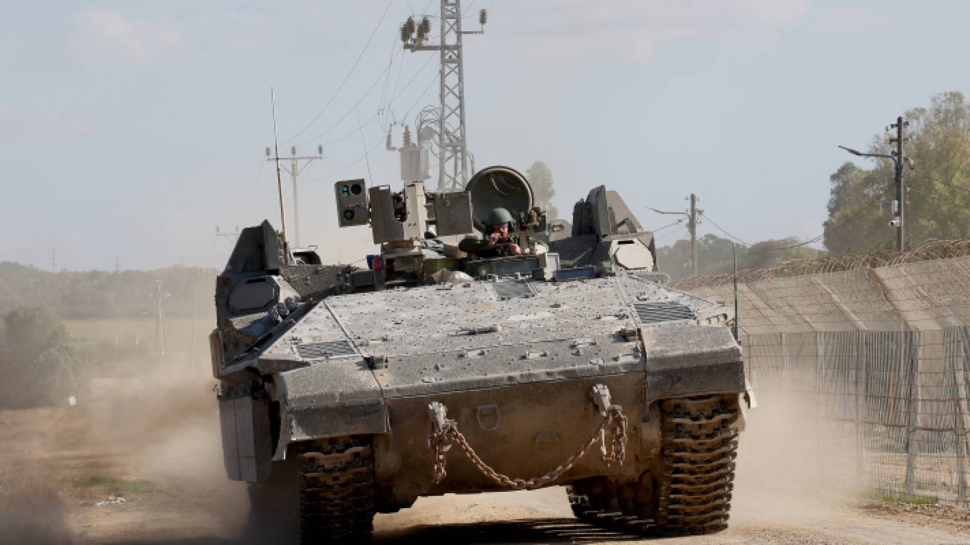 ناقة جنود تابعة للاحتلال الإسرائيلي على الحدود الجنوبية لقطاع غزة - AFP