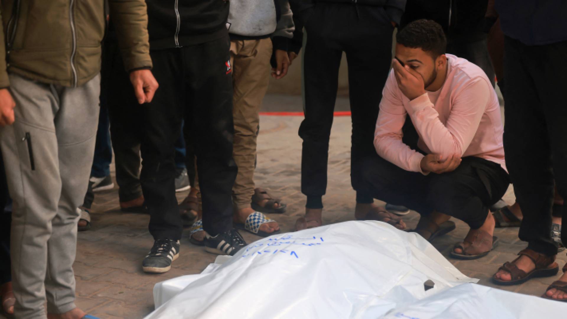 فلسطيني أمام جثة شهيد