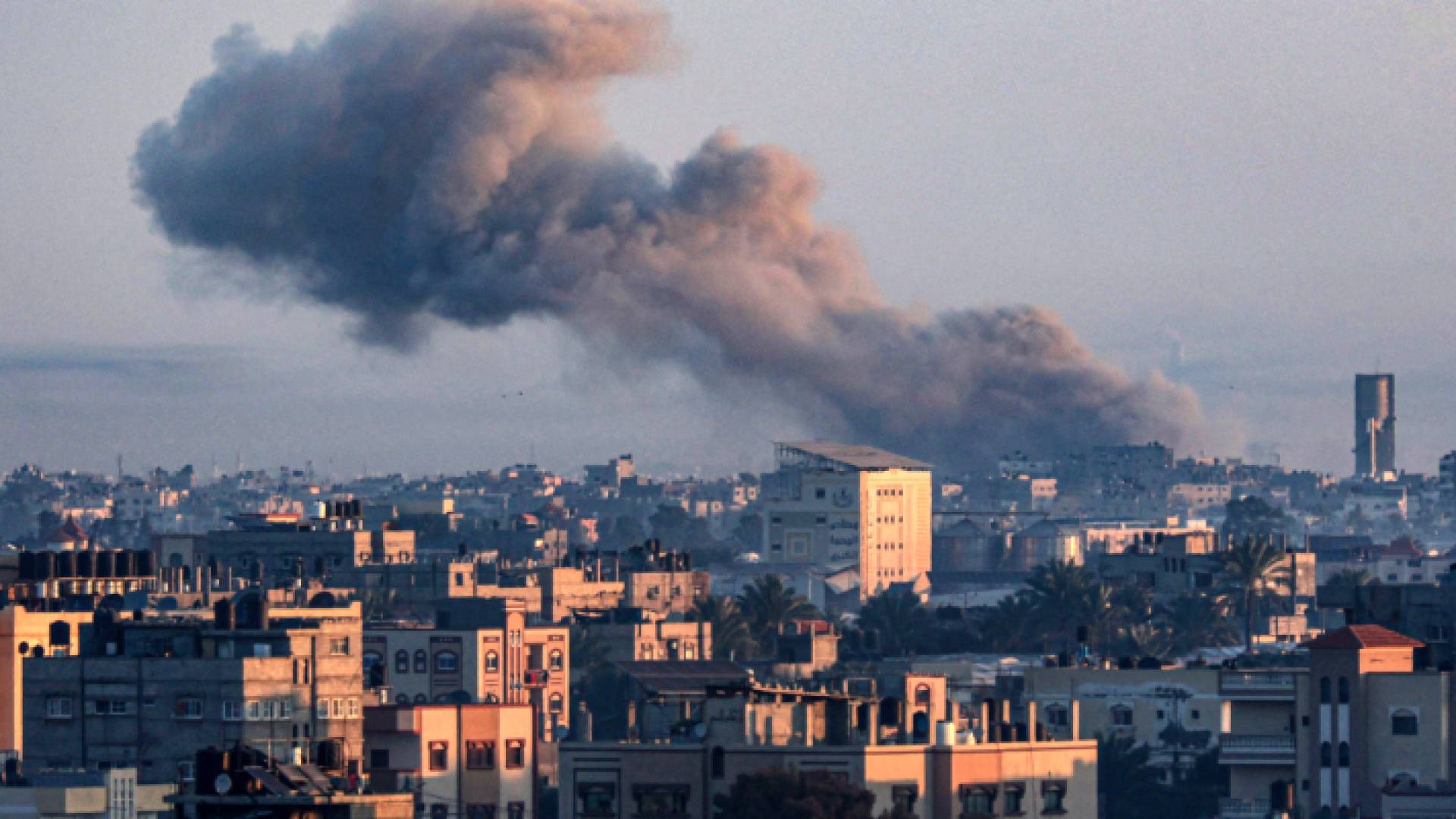 تصاعد الدخان من خان يونس جنوب قطاع غزة جراء قصف الاحتلال