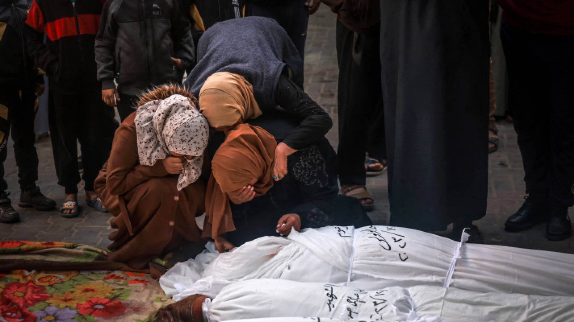 فلسطينيات يبكين عند جثامين أقارب لهن في قطاع غزة