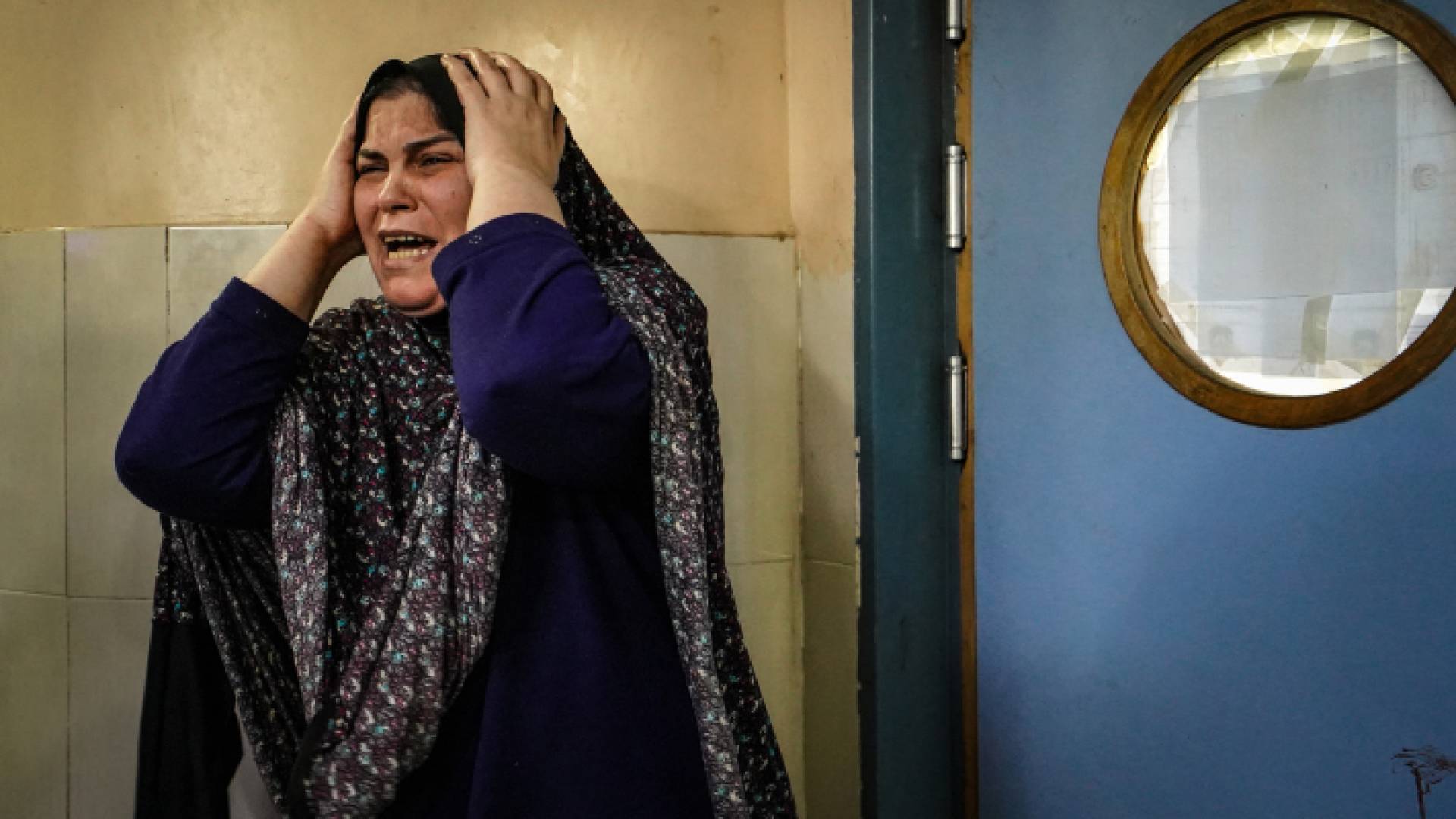 فلسطينية تنع أحد أقاربها الذي ارتقى خلال قصف الاحتلال على مستشفى ناصر بجنوب قطاع غزة في 27 ديسمبر 2023.