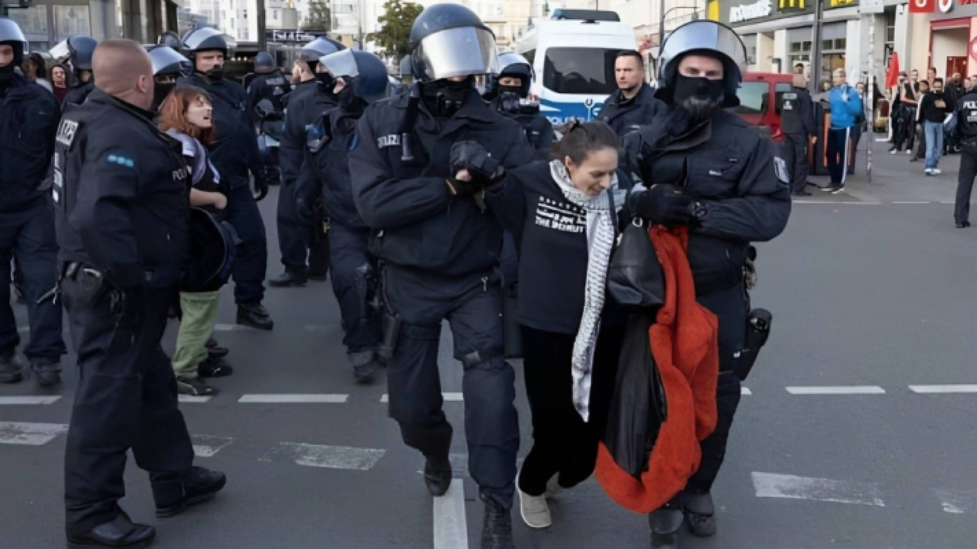 لحظة اعتقال السلطات الألمانية ليارا منيزل