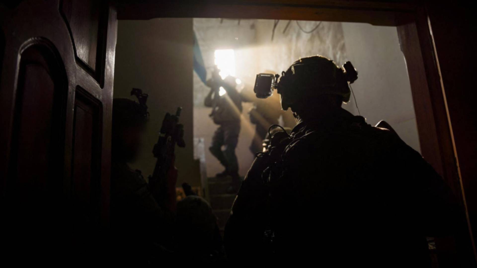 قوات الاحتلال داخل أحد المنازل في غزة