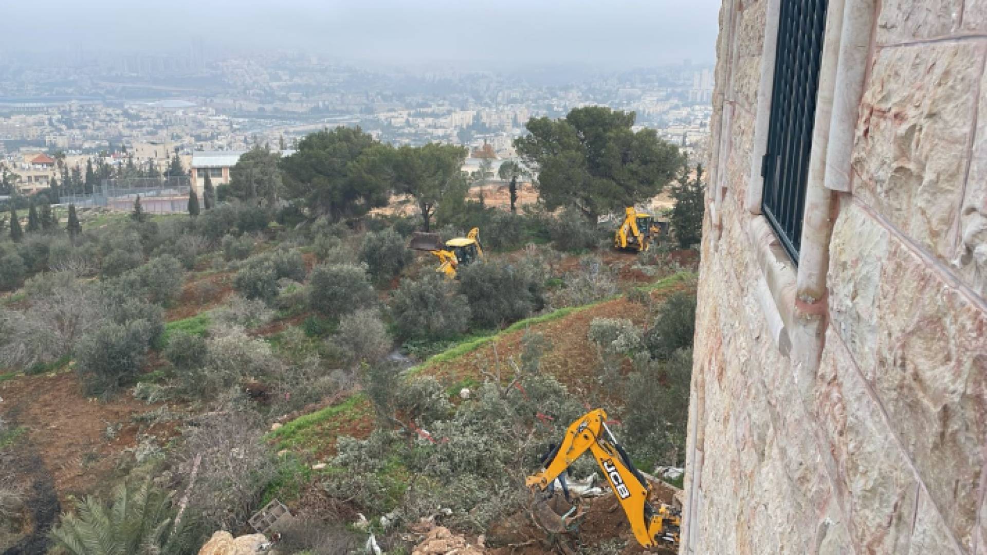 لحظة جرف الاحتلال الإسرائيلي "أرض زراعية" في القدس المحتلة