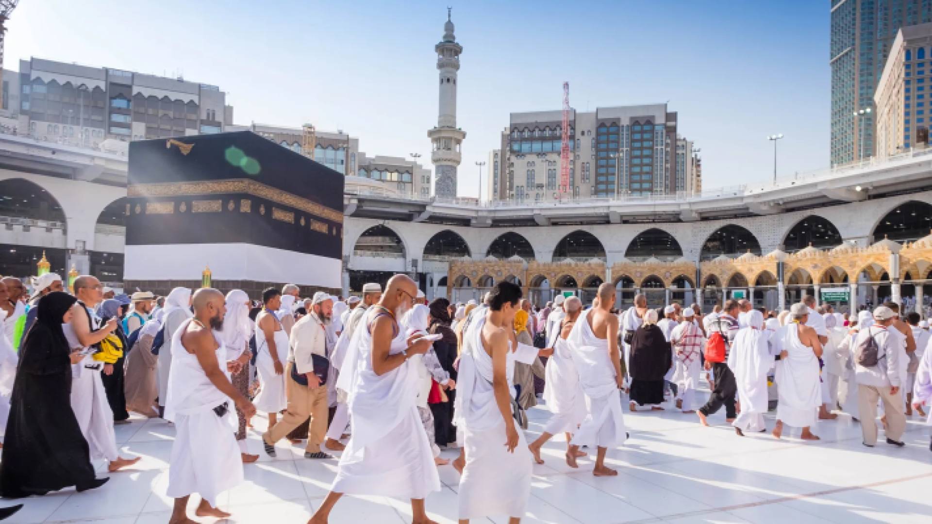 مسلمون يطوفون حول الكعبة في المسجد الحرام