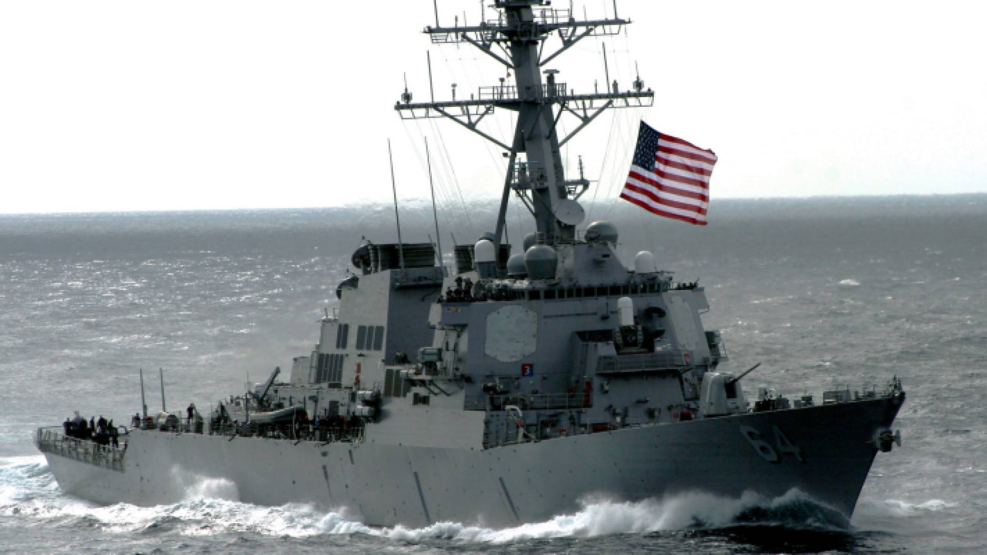 زورق تابع للجيش الأمريكي في البحر الأحمر