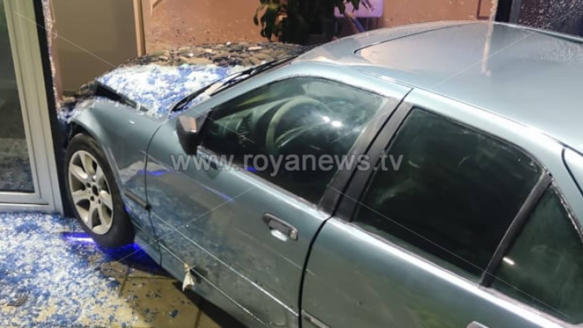 الصورة من اصطدام المركبة بواجهة المحل