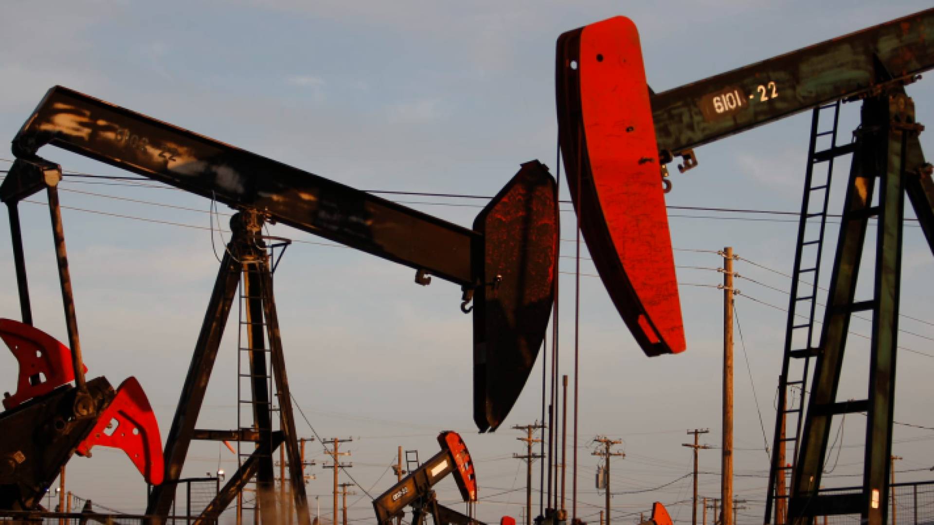 حفارة في أحد حقول النفط