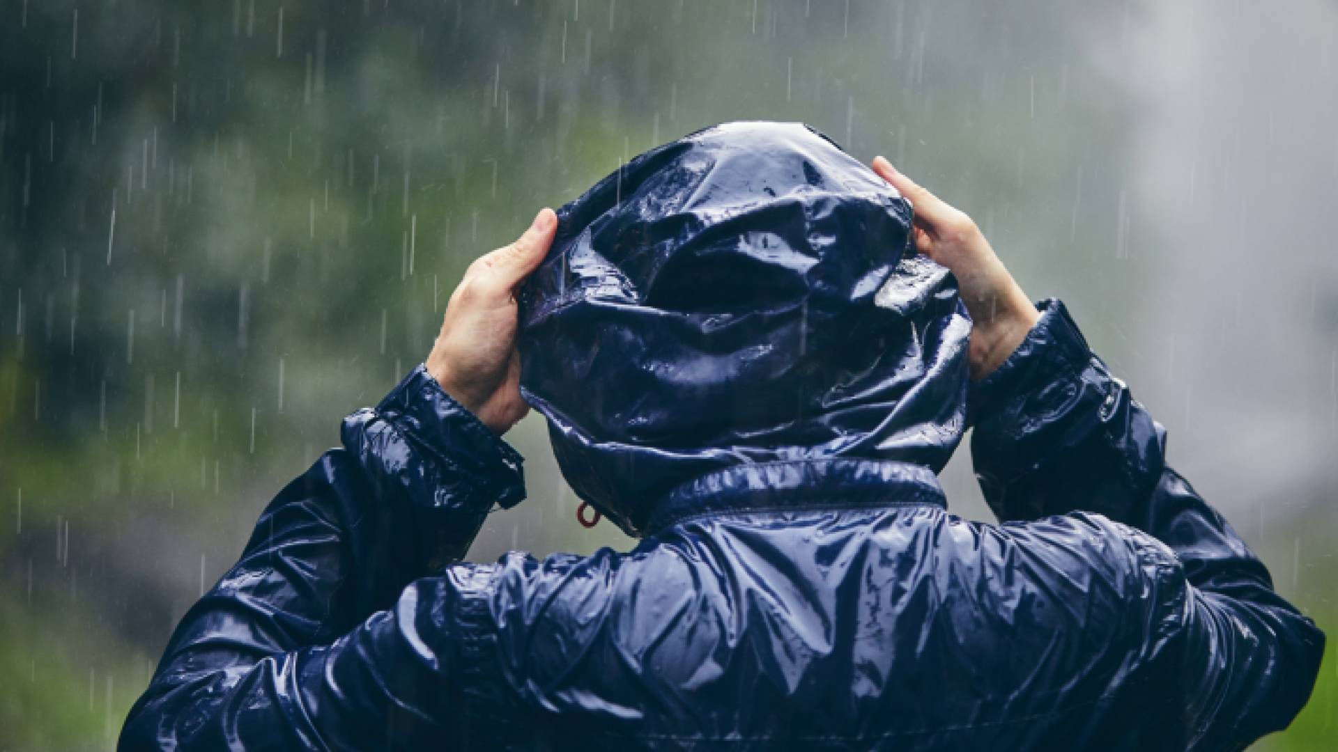 شخص يقف تحت المطر - تعبيرية