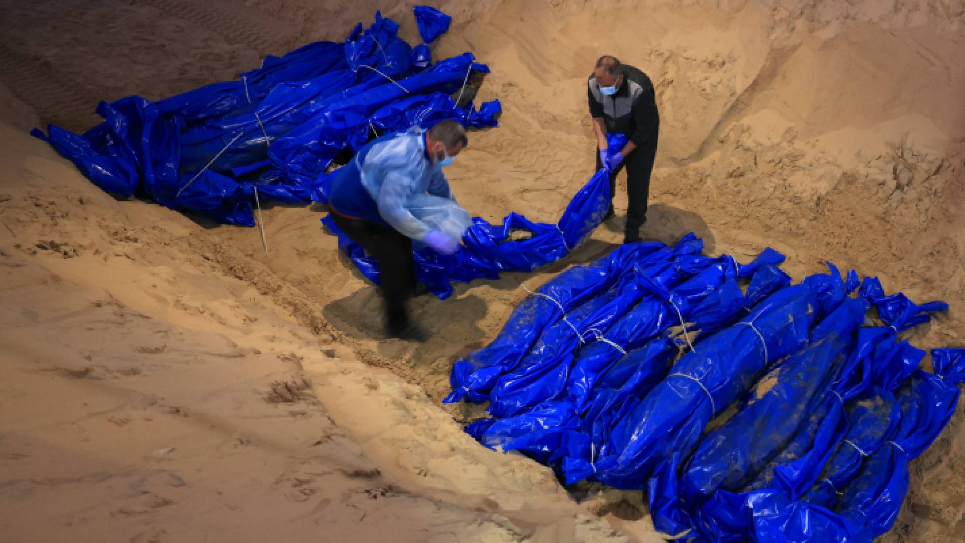 جثامين فلسطينيين ارتقوا بجرائم إبادة شنها الاحتلال الإسرائيلي في قطاع غزة