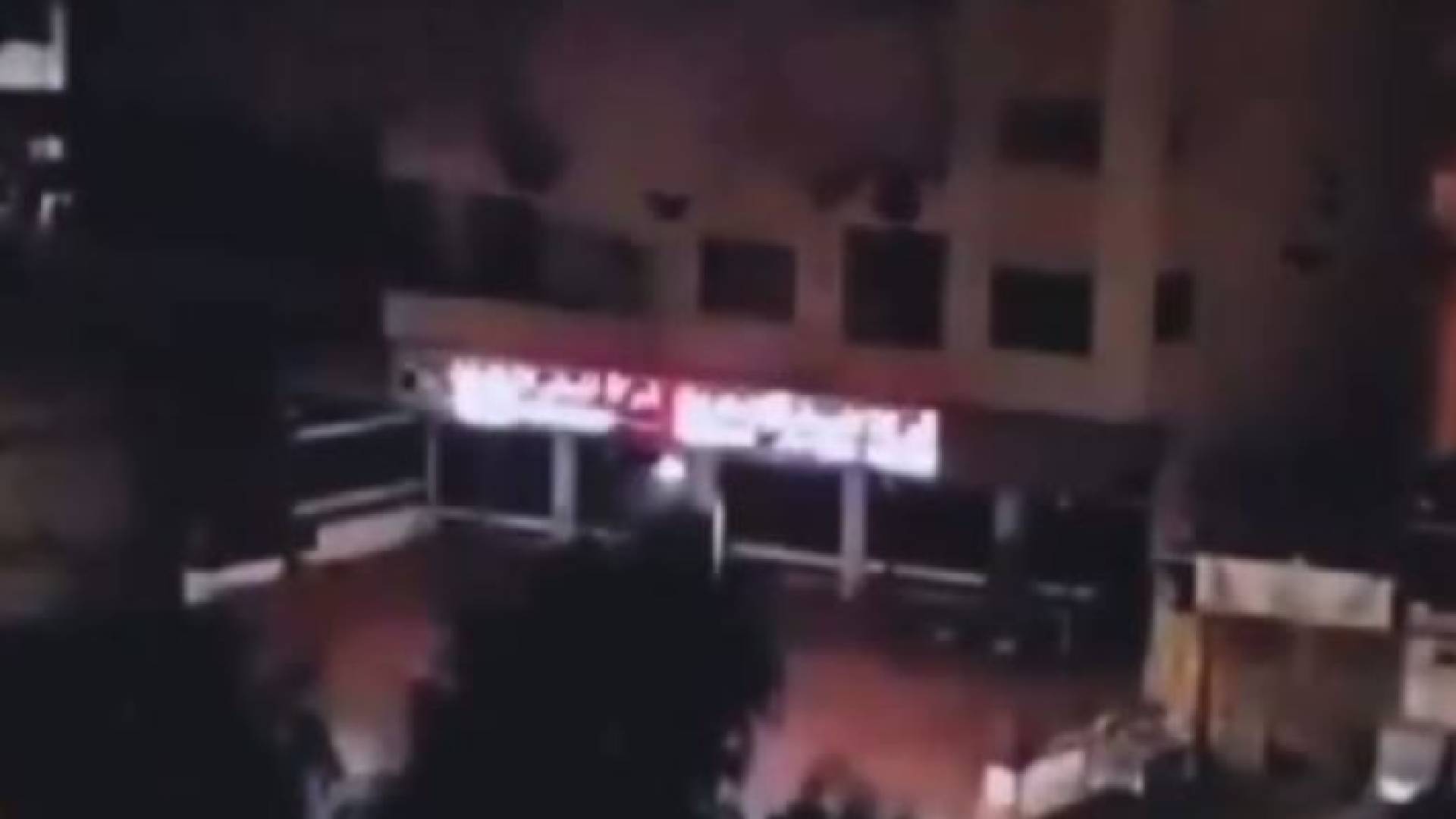 صورة ملتقطة من مقطع الفيديو المتداول الذي قيل إنه للحظة استهداف العاروري في الضاحية الجنوبية لبيروت