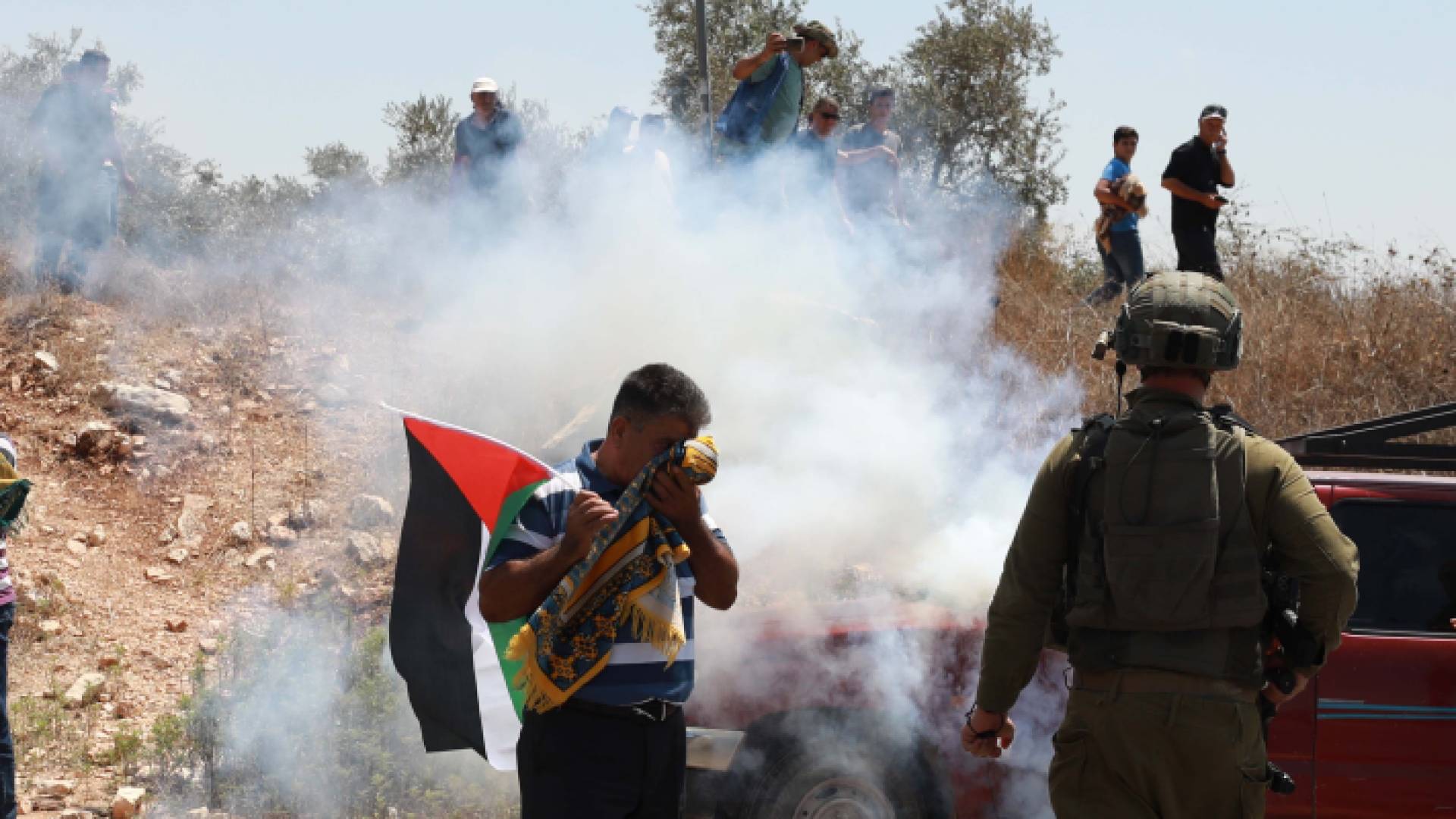 مقاومون فلسطينيون وعنصر من قوات الاحتلال