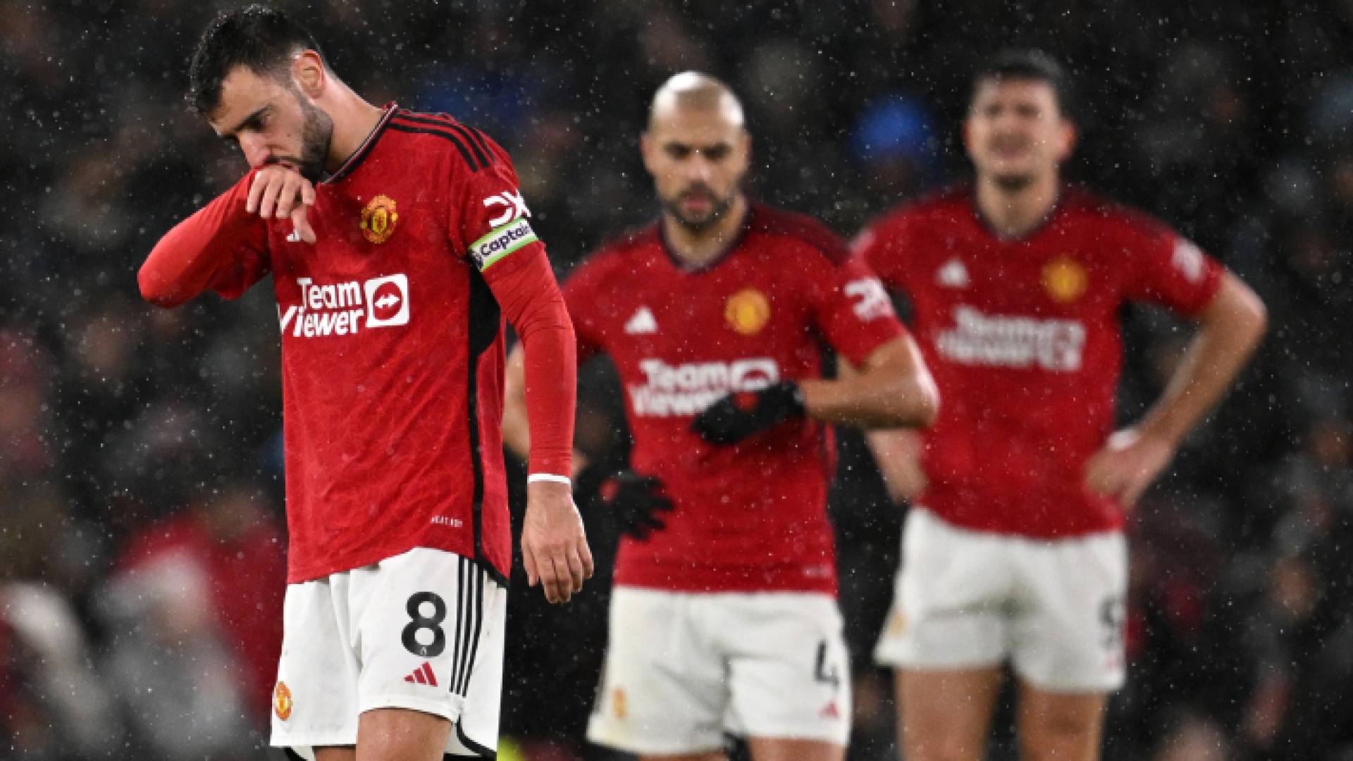 لاعبو مانشستر يونايتد بعد إحدى المباريات