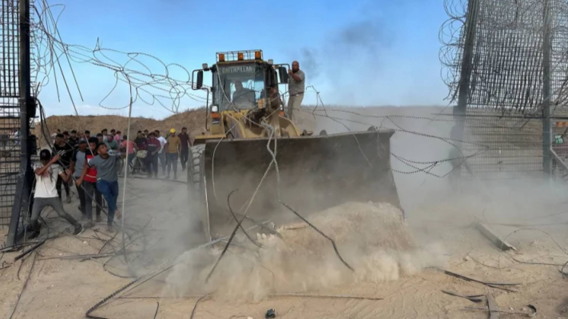 لحظة هدم الحاجز الفاصل بين غزة والمستوطنات في محيط القطاع في السابع من أكتوبر