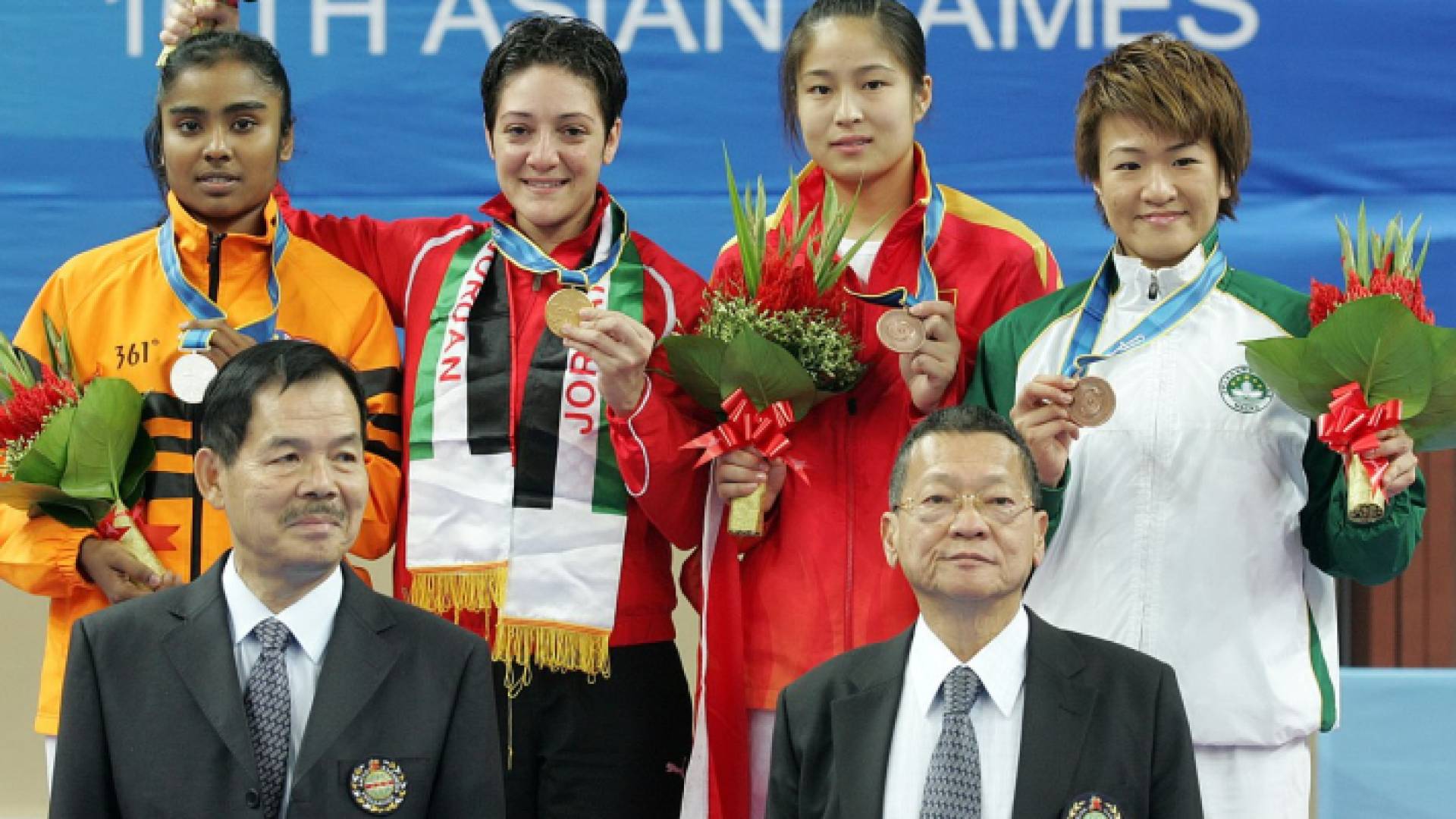 منار شعث لحظة تتويجها بالميدالية الذهبية في آسياد غوانزو عام ٢٠١٠