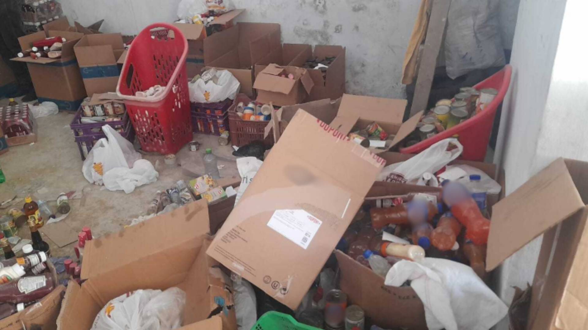 إتلاف مواد غذائية منتهية الصلاحية - أرشيف