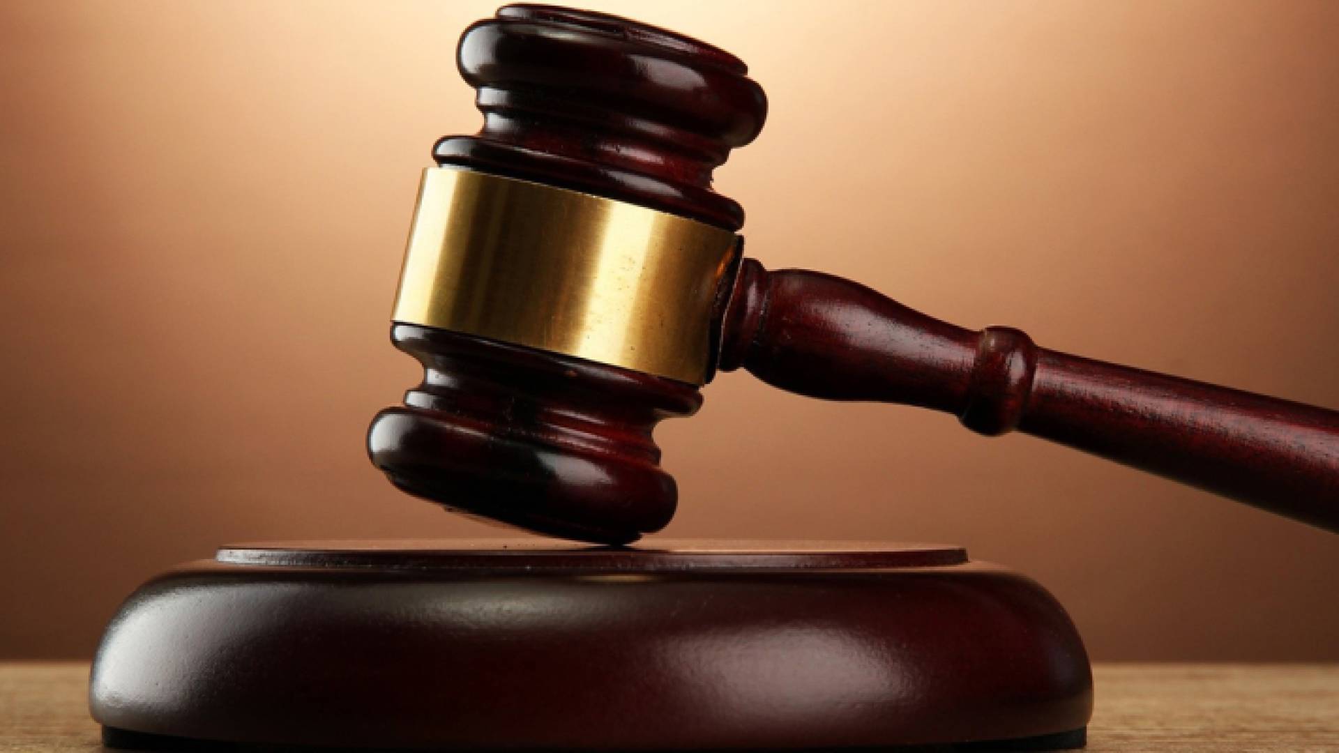 مطرقة قاض وسندان - تعبيرية