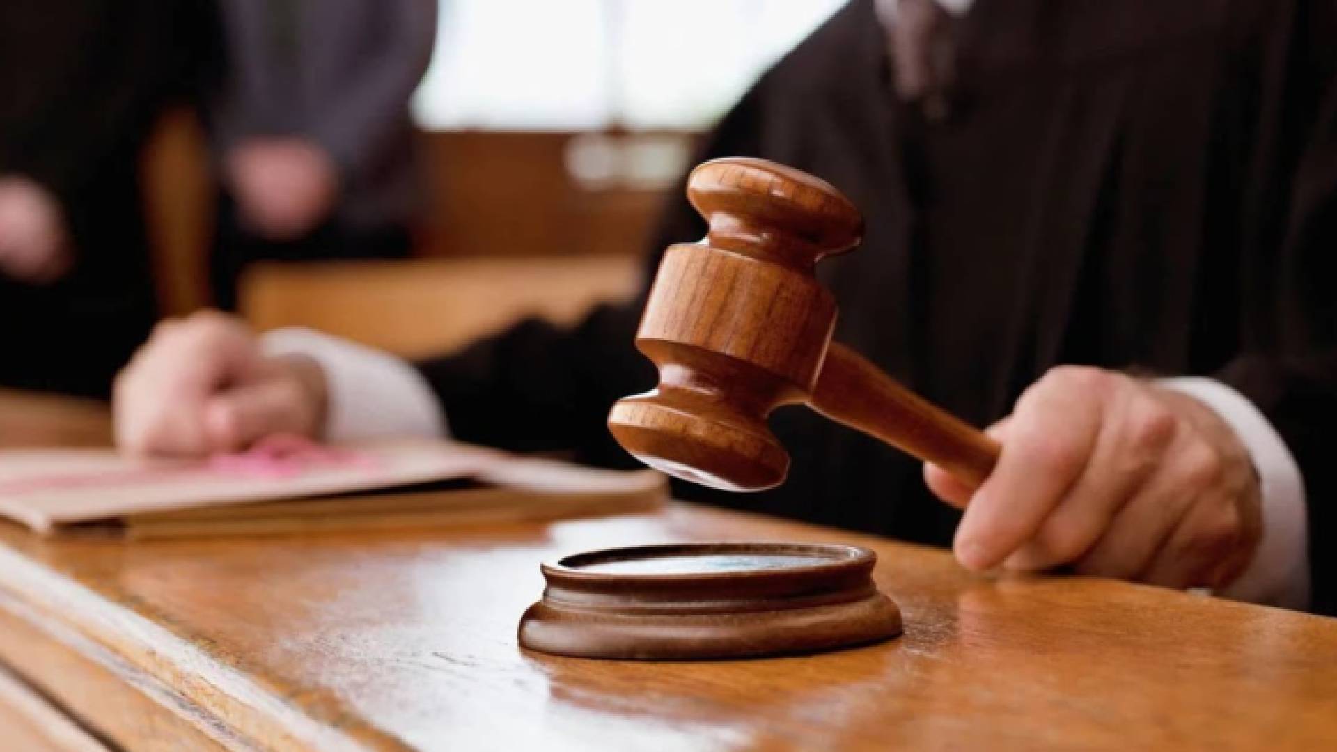 مطرقة حاكم وسندان