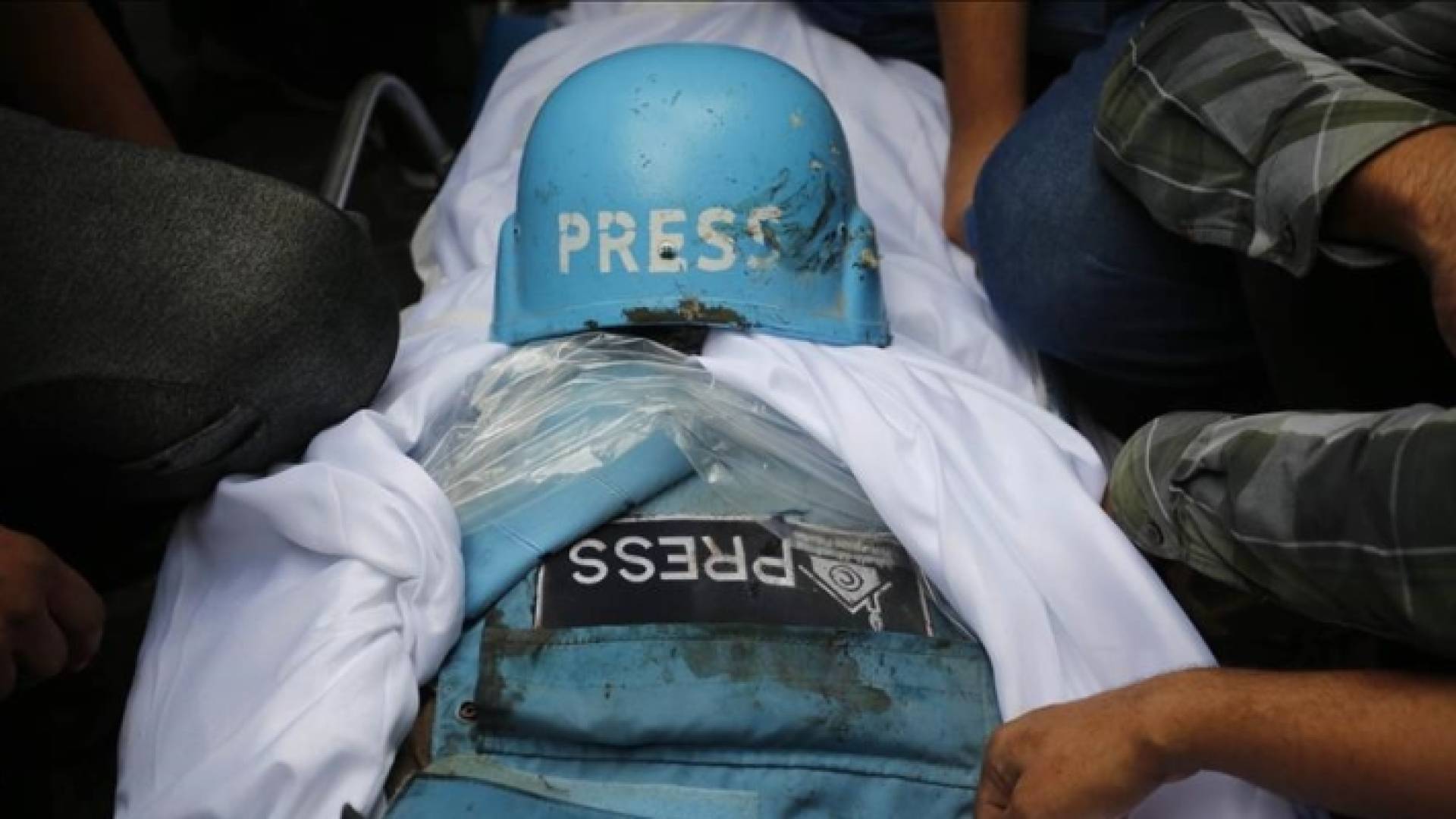 صورة أرشيفية لصحفي لشهيد في غزة