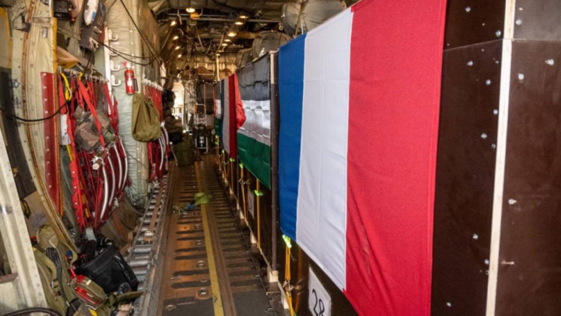 مواد إغاثية تم إنزالها جنوب قطاع غزة