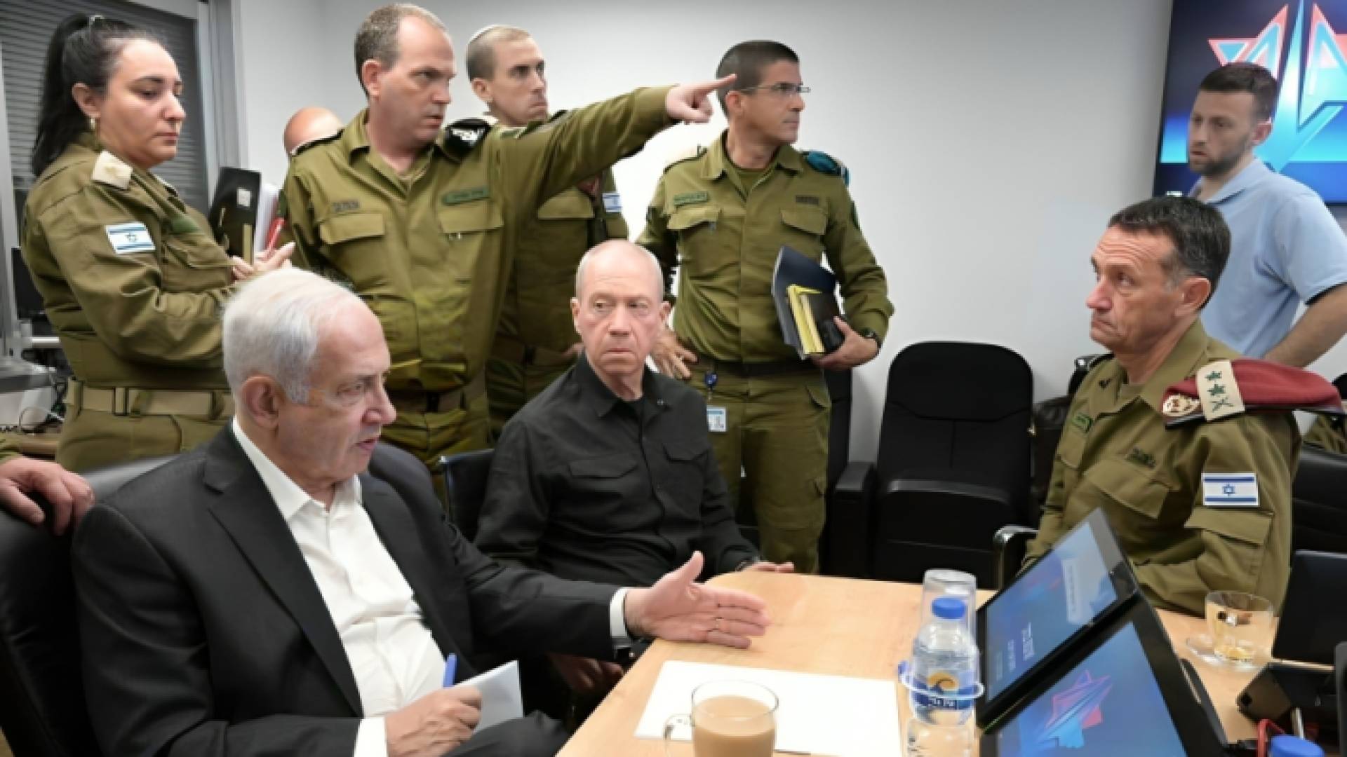 بنيامين نتنياهو ووزير حربه يوآف غالانت ورئيس أركان جيشه هرتسي هليفي