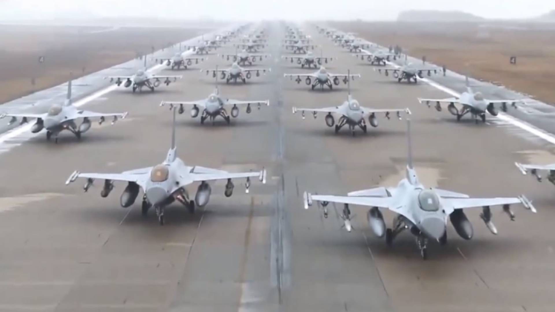 صورة ملتقطة من مقطع الفيديو الذي قيل إنه لطائرات حربية أمريكية تستعد للحرب على الحوثيين
