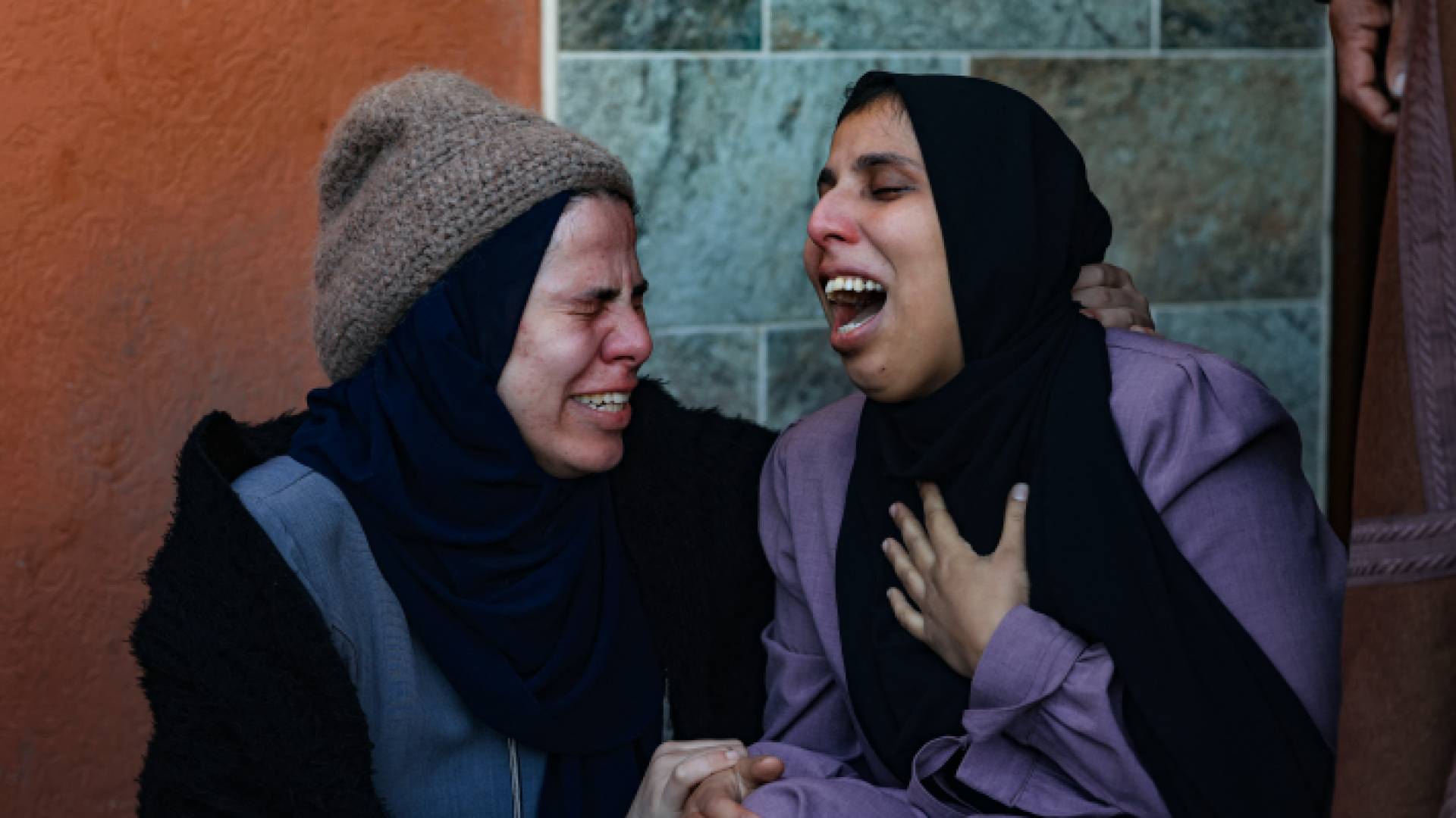 امرأة تنعى زوجها الذي استشهد جراء قصف الاحتلال