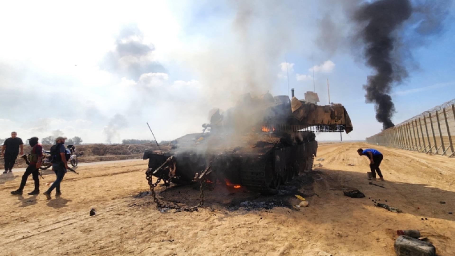 اشتعال التيران بدبابة للاحتلال في غزة