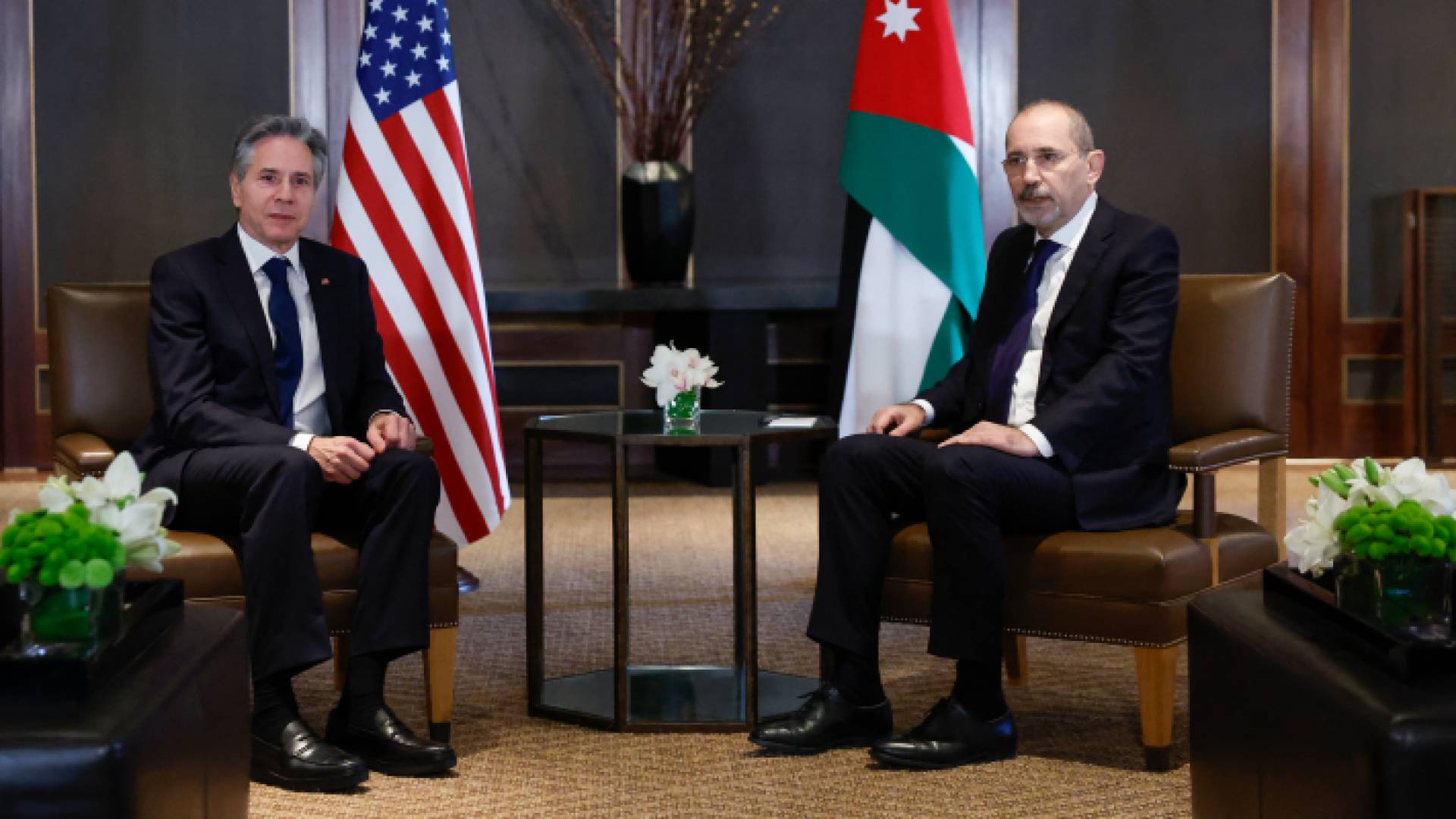 الصفدي يلتقي نظيره الأمريكي لبحث الكارثة الإنسانية المتفاقمة التي تنتجها الحرب