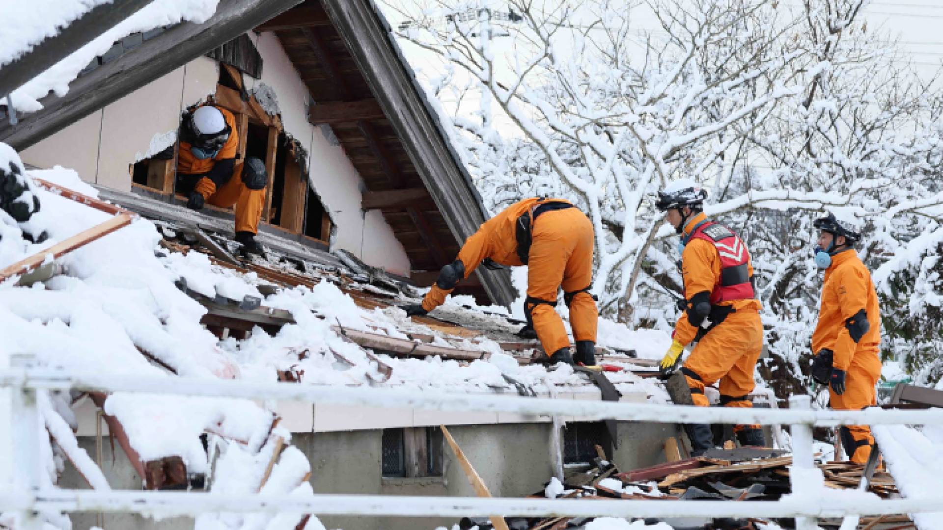 فرق الإنقاذ في اليابان