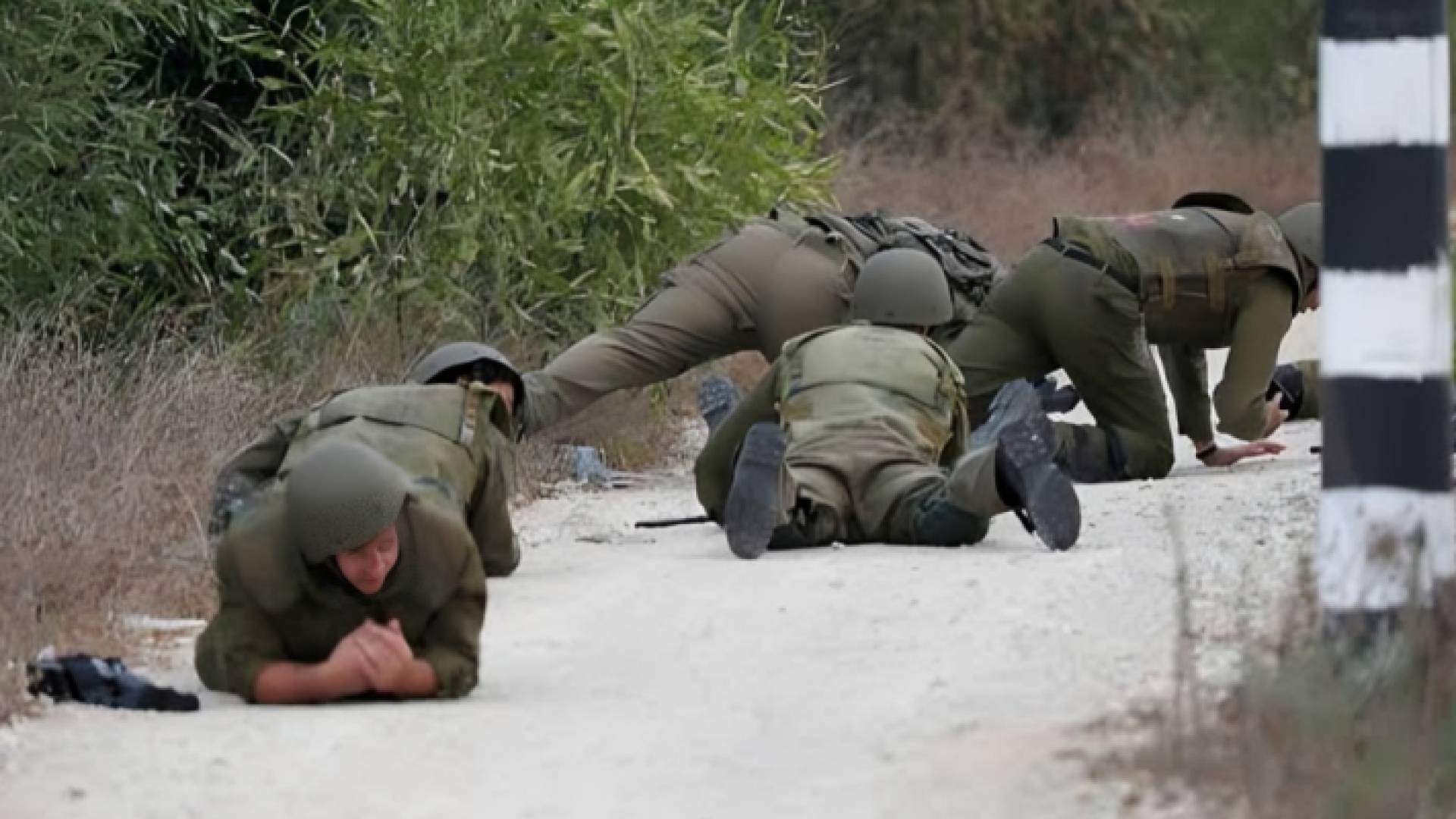 جنود من جيش الاحتلال منبطحون خوفا ورعبا