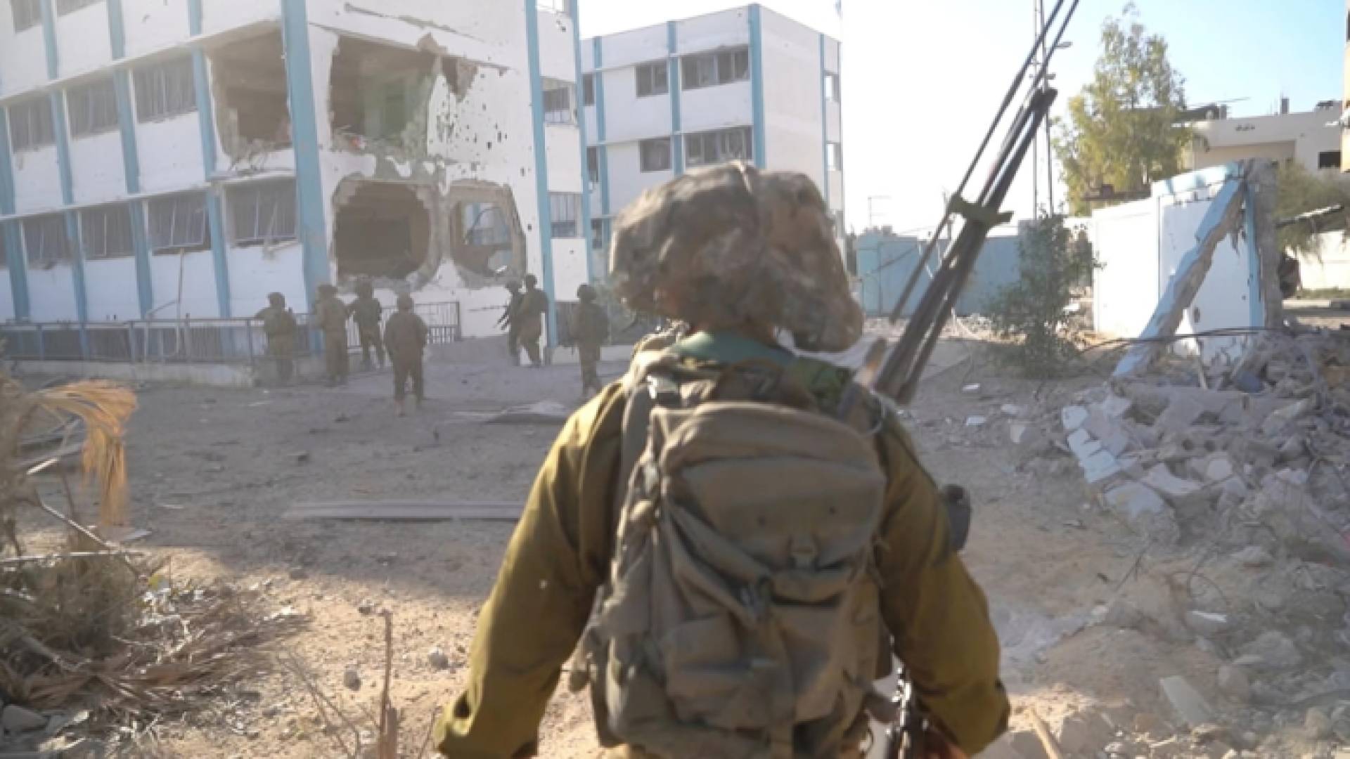 جنود الاحتلال بالقرب من مدرسة في غزة